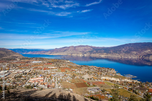 Fotografie Okanagan Valley Landscape with lake and mountains