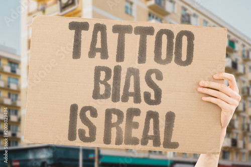 Foto "Tattoo Bias Is Real" research confirms anti-tattoo bias measurably persisting in adult modern daily workplaces