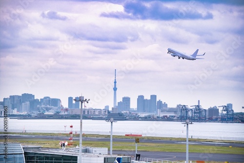 スカイツリーと飛行機