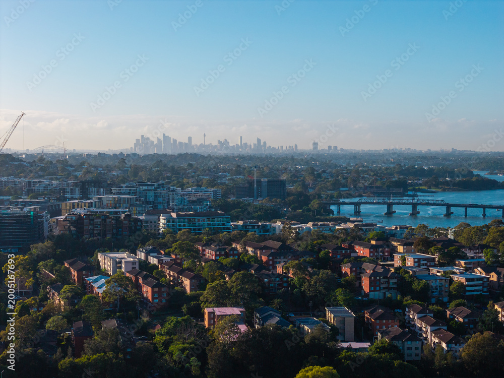 Obraz premium Sydney skyline view from the distance.
