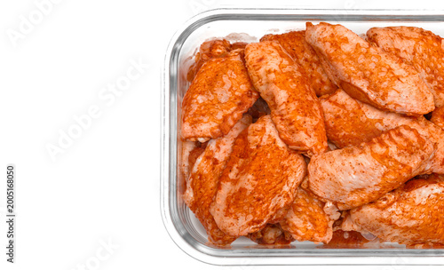 Cuadro en lienzo Raw chicken wings marinated in hot spices isolated on white background