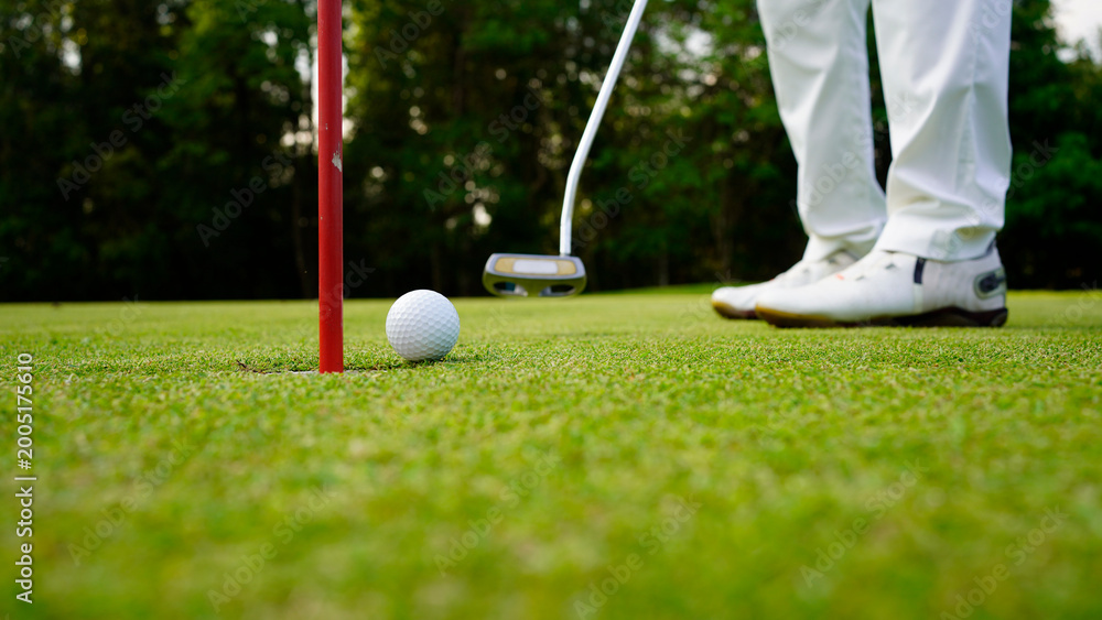 Obraz premium Golfers are putting golf in the evening golf course golf backglound.