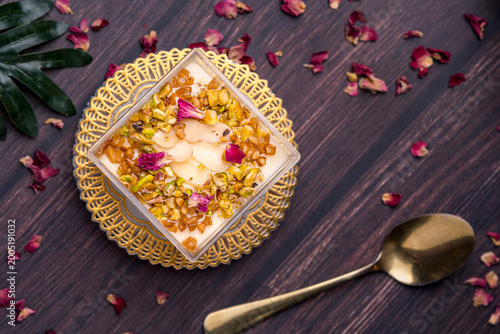 Foto a dessert of pistachio almond panna cotta served in a clear, square container