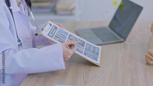 The dentist is talking to the patient and showing them a model of the teeth. (Concept of dental care)