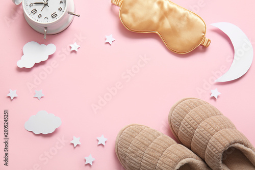 Sleeping mask with alarm cl...