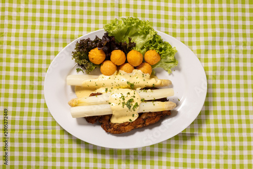 Spargel mit Schnitzel  - Deutsche Küche aus einem Restaurant