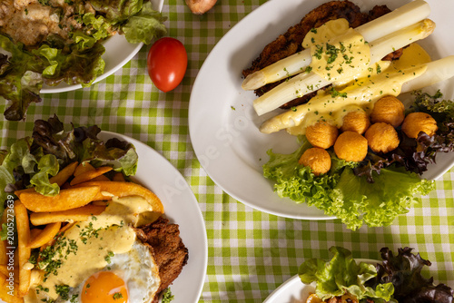 Foto Deutsche Küche mit Schnitzel, Kartoffeln, Spargel , sasionale Gerichte in deinem