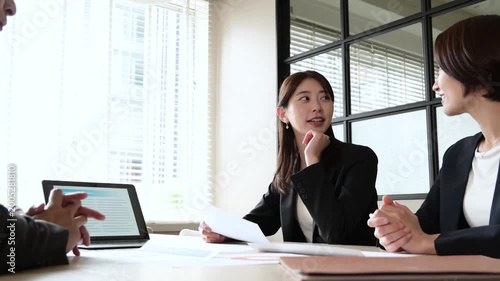 オフィスで会議をする日本人男女