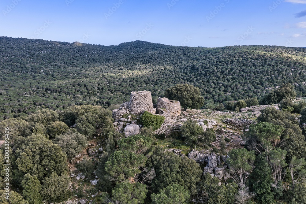 Obraz premium Il Maestoso Nuraghe Serbissi di Osini, Sardegna.