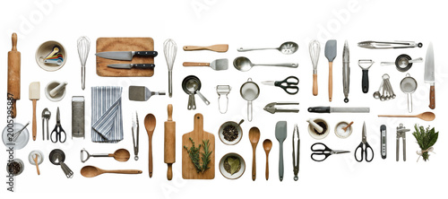 Foto set of assorted kitchen tools overhead flat lay including spoons knives graters