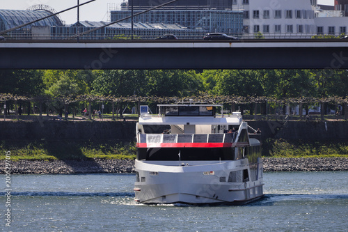 Düsseldorf, Schiff der Ausflugsflotte auf dem Rhein an der Rheinkniebrücke