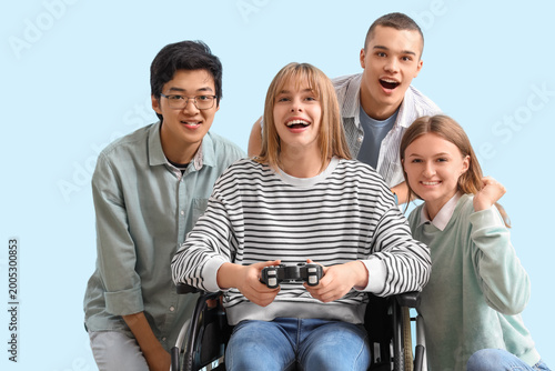 Group of teenagers with gir...