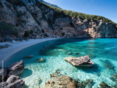 La bellissima spiaggia di Cala Biriola nel Golfo di Baunei