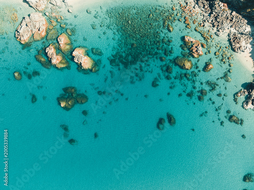 Fotografie Secluded Coastal Paradise with Rocky Shoreline