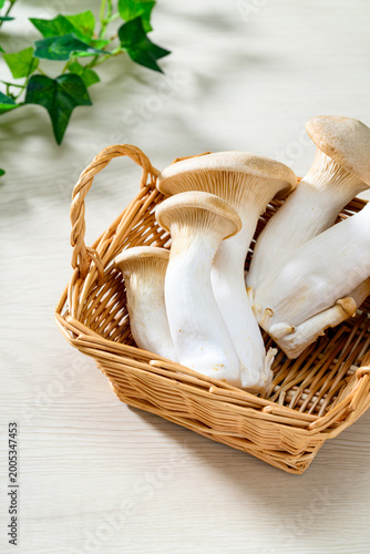 かごに盛った新鮮なエリンギ