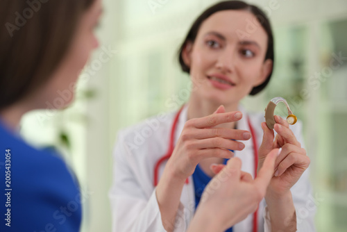 Εκτύπωση καμβά Audiologist shows patient how to use hearing aid