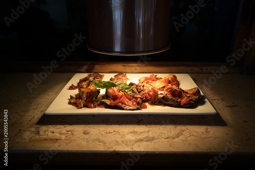 piatto di verdure sul bancone del ristorante illuminato e riscaldato da una lampada