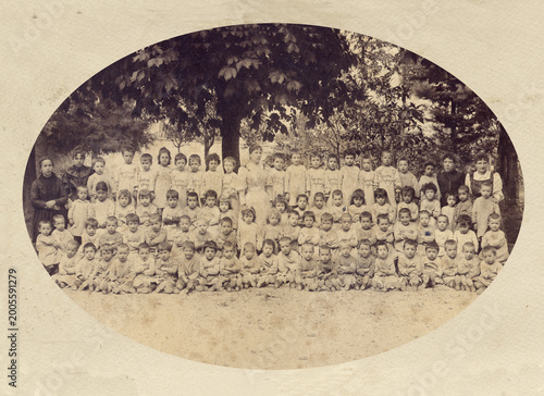 FOTO ANTICA DEL 1800 CHE RITRAE UN GRUPPO DI BAMBINI ALLA SCUOLA MATERNA