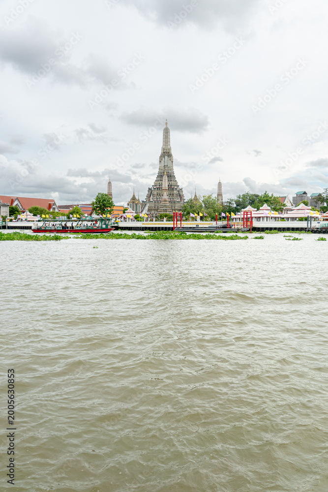 Fototapeta premium Wat Arun Ratchaararam Ratchawaramahawihan (Temple of Dawn)