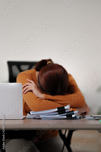 Fotografía Tired sleepy woman fell asleep while sitting at the table at home