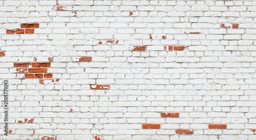 Foto White brick wall background with weathered red bricks and distressed texture