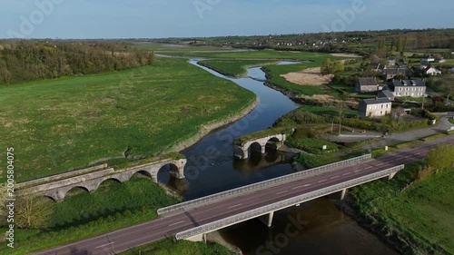 Survol du vieux pont de la Roque sur la commune d'Orval sur Sienne. Pont en ruines doublé par un pont routier sur la D20 (rue du Mesnil). 