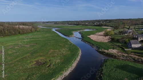 Survol de la Sienne, rivière entre Regnéville-sur-Mer et Heugueville-sur-Sienne, peu avant sa rencontre avec la Manche.