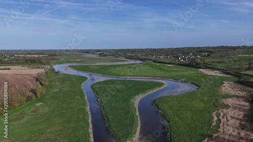 Survol de la Sienne, rivière entre Regnéville-sur-Mer et Heugueville-sur-Sienne, peu avant sa rencontre avec la Manche. Traveling descendant. 