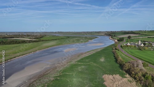 Survol de la Sienne, rivière entre Regnéville-sur-Mer et Heugueville-sur-Sienne, peu avant sa rencontre avec la Manche. Traveling vers l'avant.