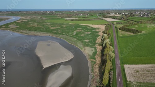 Vue aérienne de l'embouchure de la Sienne, une rivière qui se jette dans la Manche à Regnéville-sur-Mer. Traveling latéral vers la gauche.