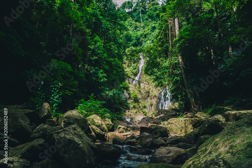 Cuadro en lienzo Tropical jungle waterfall flowing through dense rainforest with emerald natural