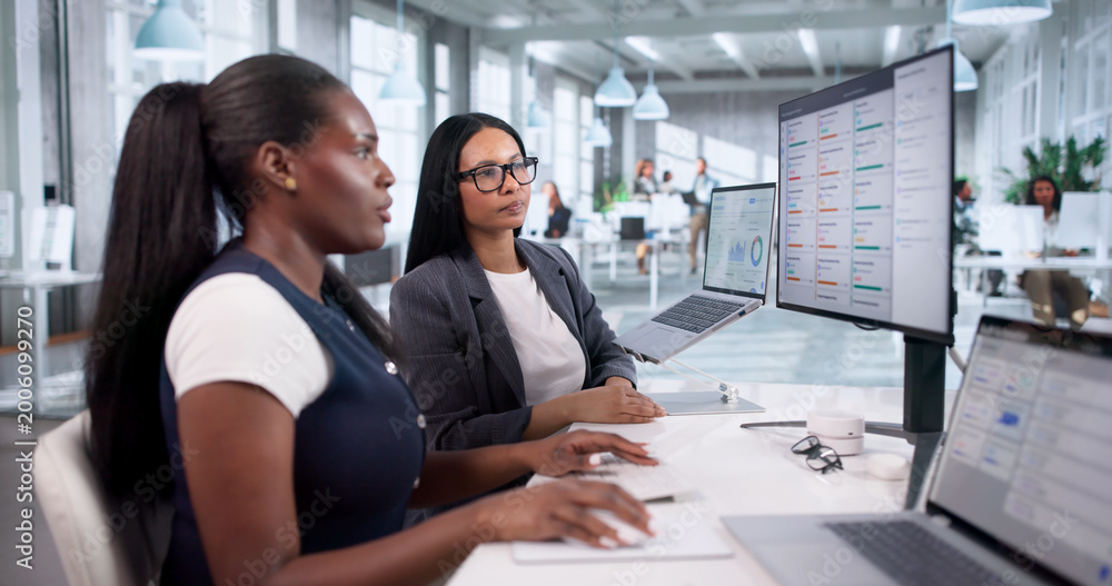 Naklejka premium Compliance Officers Collaborate Closely