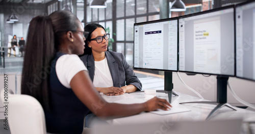 Foto Cybersecurity Analysts Collaborate Closely