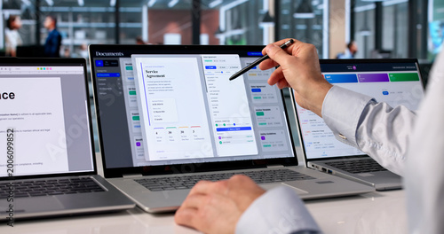 Fotografi Mature Businessman Checks Document System On Laptop
