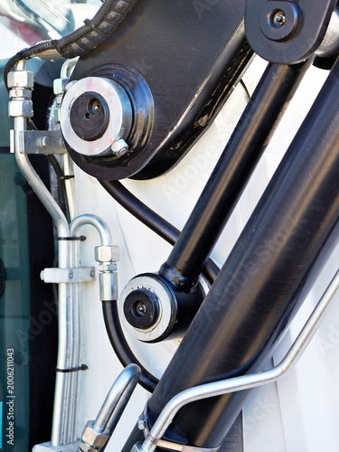 Hydraulic joint and linkage mechanism on construction machinery