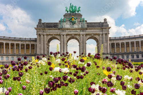 Fotografija Triumphal arch (Cinquantenaire arcade) in Jubelpark in spring, Brussels, Belgium