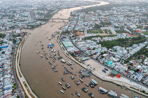 Photos Cai Rang Floating Market in Can Tho, Vietnam – a popular tourist destination showcasing the riverine culture of the Mekong Delta – attracts both domestic and international visitors