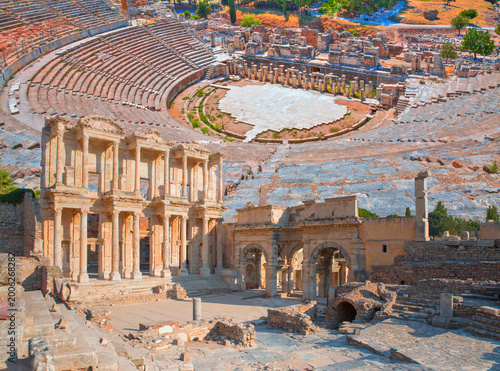 Foto Celsus Library in Ephesus with Amphitheater in Ephesus in the background  (Efes)