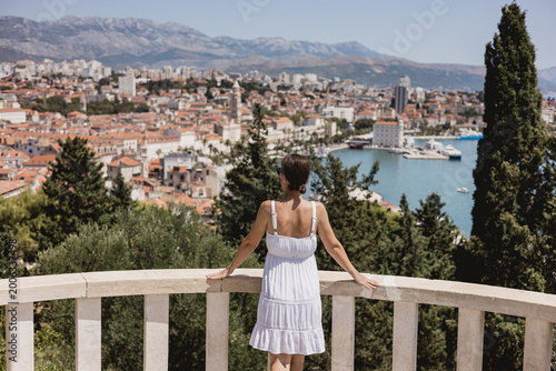 Fotografía Woman overlooking a historic coastal city
