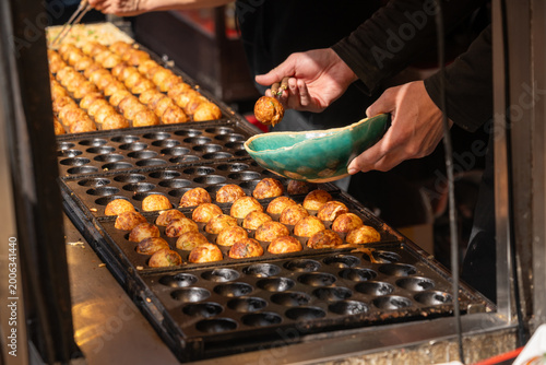 Bild auf Leinwand 大阪でたこ焼きを焼く様子