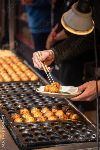 大阪でたこ焼きを焼く様子