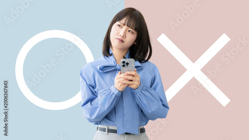 Photos ルールやコンプライアンスを判断する女性・ビジネスウーマンのビジネスイメージ, Businesswoman Evaluating Rules and Compli