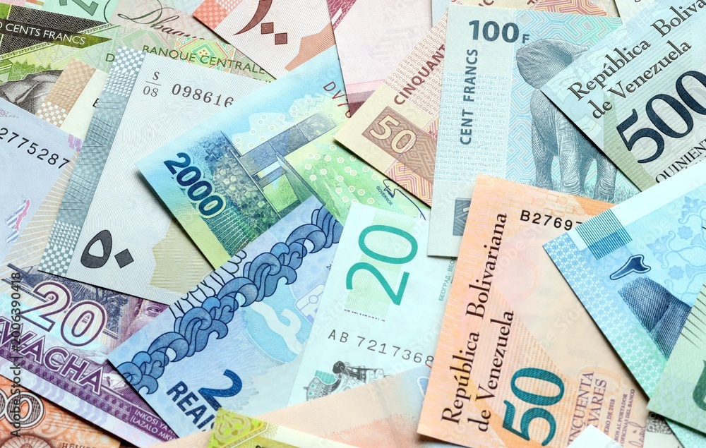 Obraz premium Big amount of money bills of various currencies. Assortment background of international cash