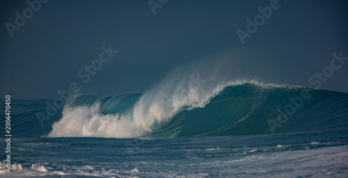 Canvas Print Huge waves crashing in ocean