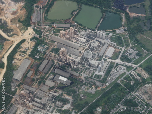 Foto Industrial facility sprawls across green landscape