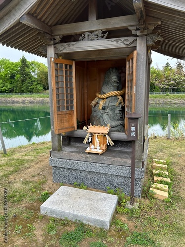 Fényképezés 日本の風景：池のほとりに祀られた祠と注連縄の石像
