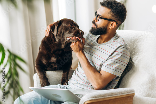 Canvastavla Man working from home bonding with his chocolate labrador