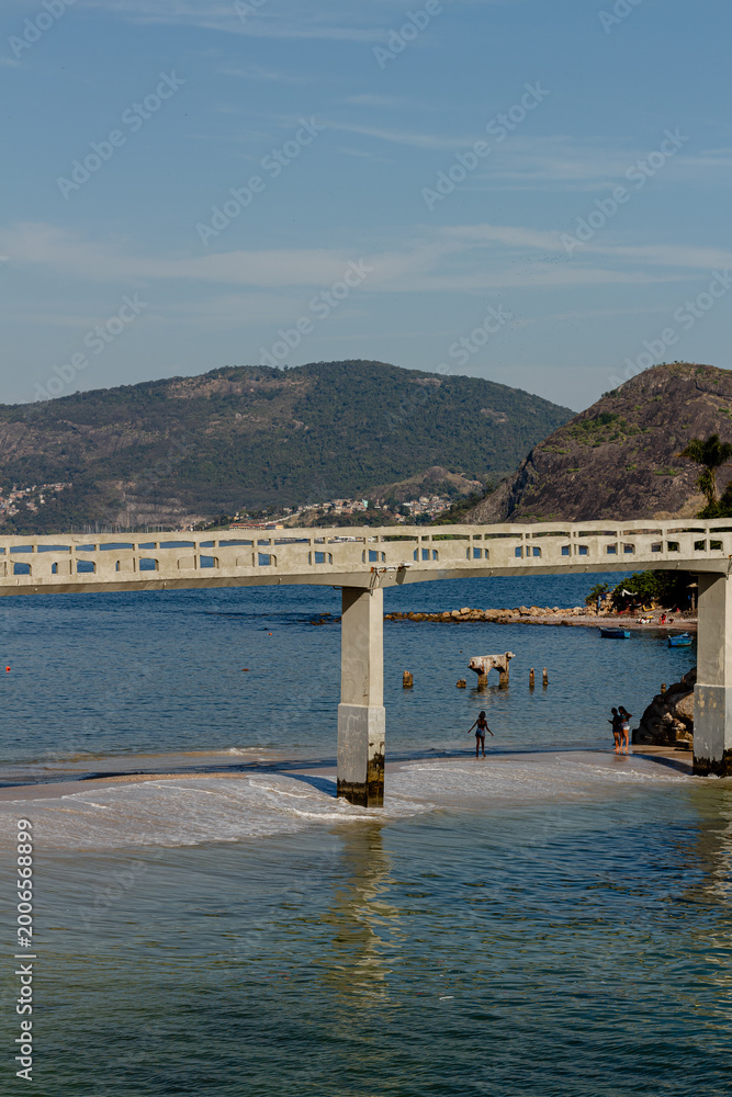 Obraz premium Ponte para a ilha de boa viagem - Rio de Janeiro, Brasil
