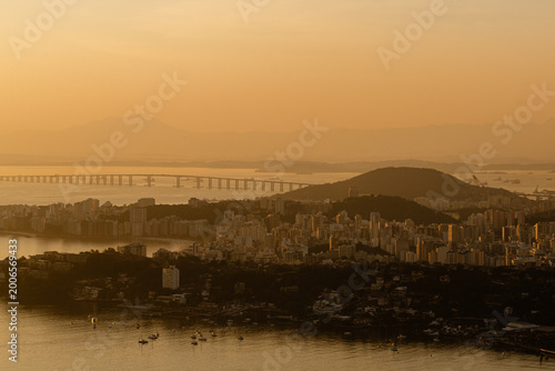 Tableau sur toile Vista de cima da Ponte Rio/Niterói ao pôr do sol - Rio de Janeiro, Brasil