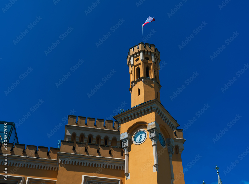 Obraz premium Wroclaw, Poland, 24th April 2026, exterior of Wroc_aw Glowny railway station of the PKP Polish State Railways against blue skies